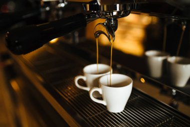 İki espresso fincan kahve makinesinde