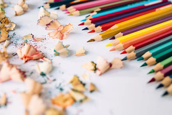 Renk kalem tıraşlı bir kağıt üzerinde