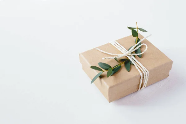 Caja de regalo artesanal sobre fondo blanco . —  Fotos de Stock