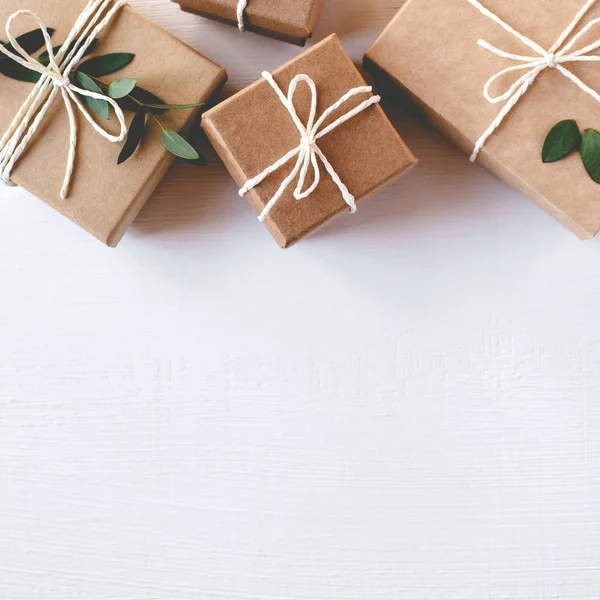 Cajas de regalo artesanales sobre fondo blanco . —  Fotos de Stock