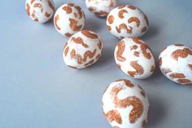 Paskalya yumurtaları altın desenli beyaz