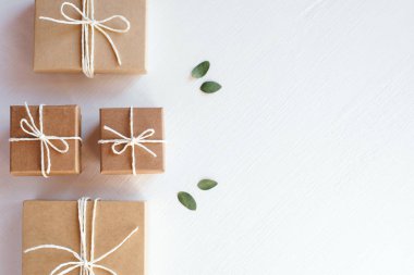 Zanaat kutuları beyaz arka plan üzerinde hediye.