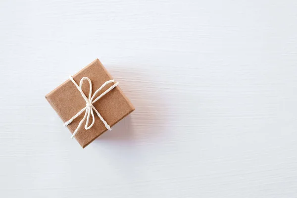 Caja de regalo artesanal sobre fondo blanco . —  Fotos de Stock