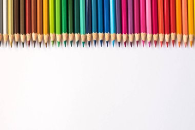 Beyaz arkaplanda renkli kalemler