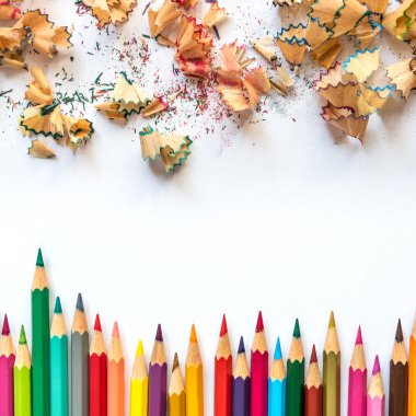 Satır renkli kalemler ve kurşun kalem bir kağıt üzerinde tıraş