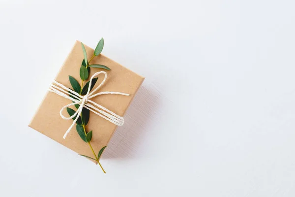 Handwerk Geschenk-Box auf weißem Hintergrund. — Stockfoto