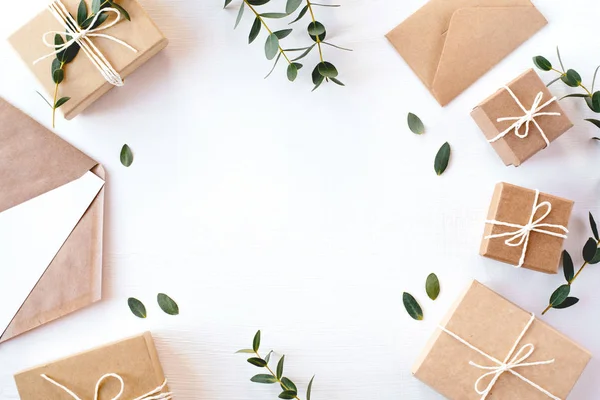 Handwerk Geschenk-Boxen auf weißem Hintergrund. — Stockfoto