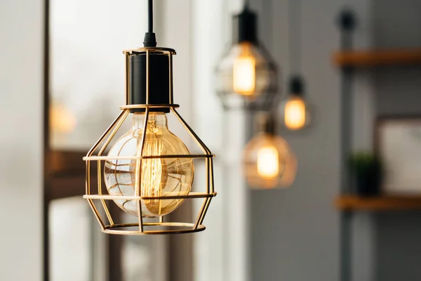 Loft tarzında parlayan ampuller