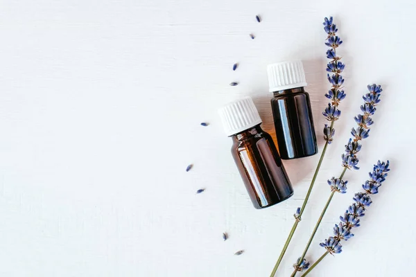 Lavanda seca con una botella de aceite esencial — Foto de Stock