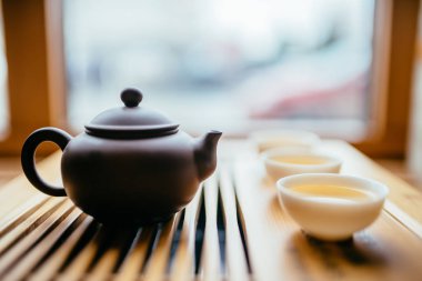 Çaydanlık ve bardak çay töreni için masaya Çin çay ile