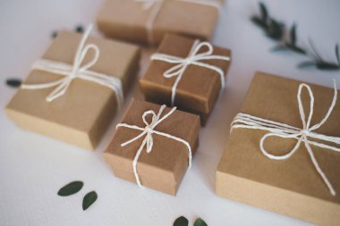 Zanaat kutuları beyaz arka plan üzerinde hediye.