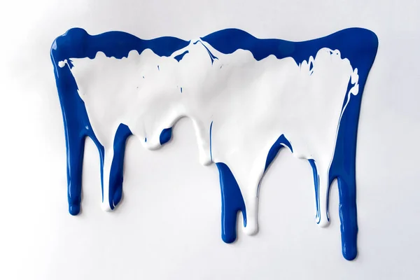 Tintas azuis e brancas vazando para baixo fundo branco — Fotografia de Stock