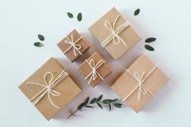 Zanaat kutuları beyaz arka plan üzerinde hediye.