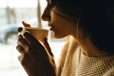 kahve içmek güzel kız