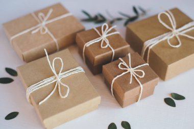 Zanaat kutuları beyaz arka plan üzerinde hediye.