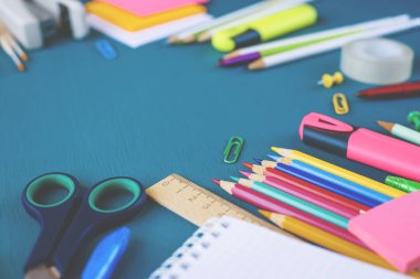 Mavi arka planda okul malzemeleri