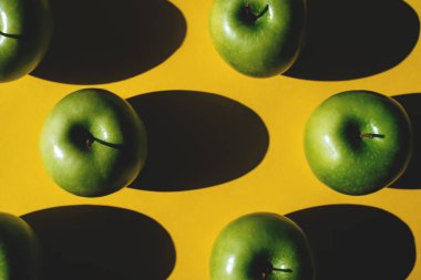 Sarı arka planda yeşil elma grubu