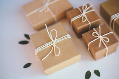 Zanaat kutuları beyaz arka plan üzerinde hediye.