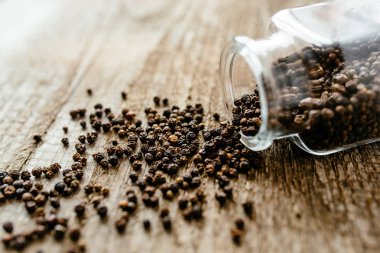 ahşap yüzey üzerinde kara biber