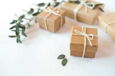 Zanaat kutuları beyaz arka plan üzerinde hediye.