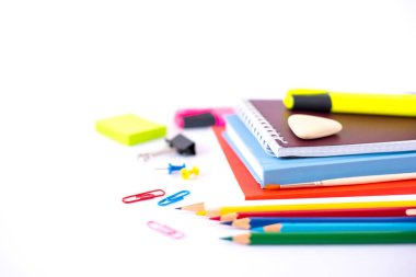 Beyaz arkaplanda izole edilmiş okul kavramına geri dön