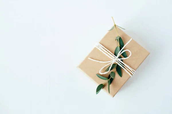 Handwerk Geschenk-Box auf weißem Hintergrund. — Stockfoto