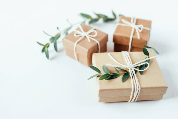 Cajas de regalo artesanales sobre fondo blanco . —  Fotos de Stock