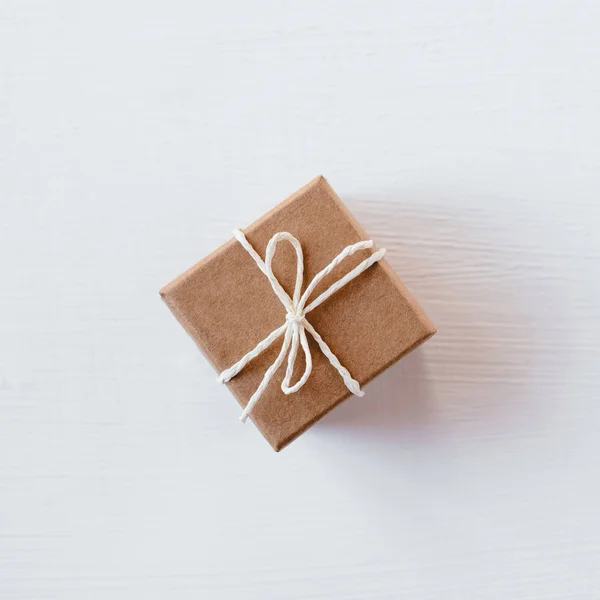 Handwerk Geschenk-Box auf weißem Hintergrund. — Stockfoto