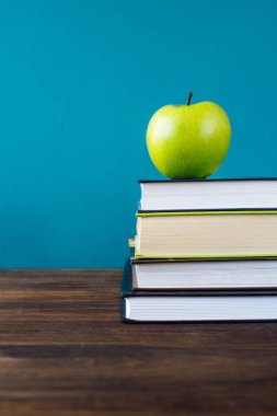 Masa üzerinde apple ile okul kitapları