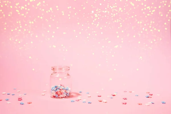 분홍색 배경에 작은 별이있는 작은 병 — 스톡 사진