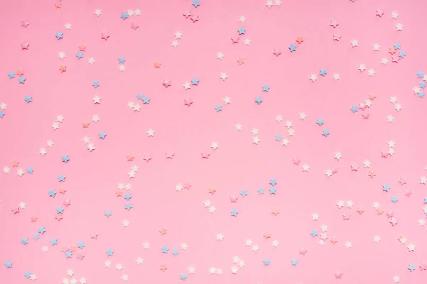 Malé hvězdové konfety na růžovém pozadí — Stock fotografie