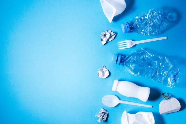 Plastikmüll auf blauem Hintergrund, — Stockfoto