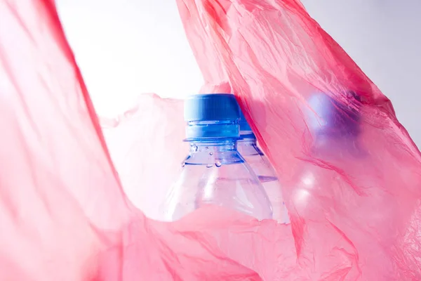Plastikflaschen in der Verpackung. — Stockfoto