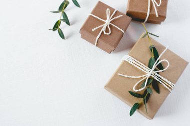 Zanaat kutuları beyaz arka plan üzerinde hediye.