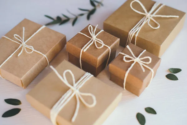Handwerk Geschenk-Boxen auf weißem Hintergrund. — Stockfoto
