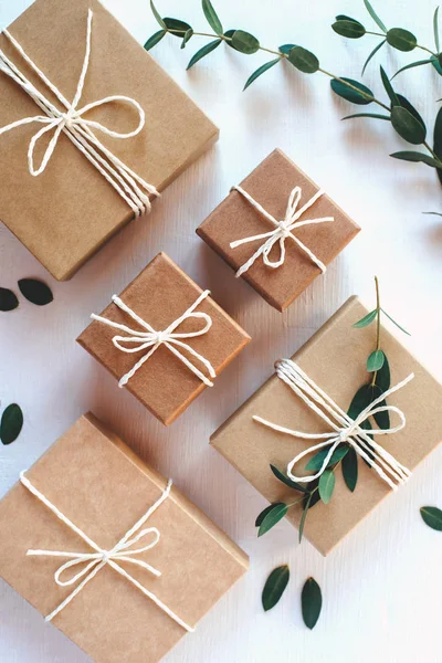 Zanaat kutuları beyaz arka plan üzerinde hediye.