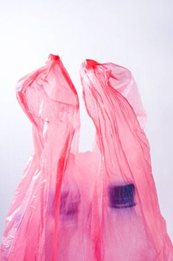 Paketteki plastik şişeler.