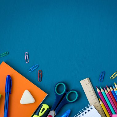 Mavi arka planda okul malzemeleri