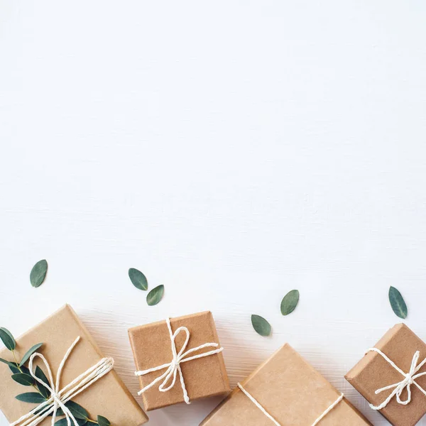 Handwerk Geschenk-Boxen auf weißem Hintergrund. — Stockfoto