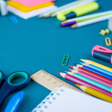 Mavi arka planda okul malzemeleri