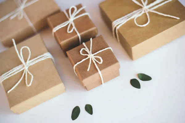 Cajas de regalo artesanales sobre fondo blanco . — Foto de Stock