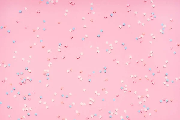 Malé hvězdové konfety na růžovém pozadí — Stock fotografie