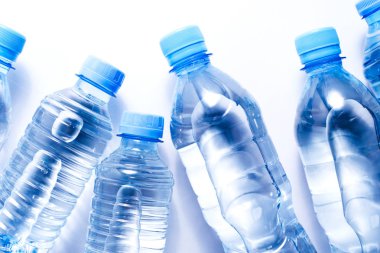 Beyaz arka planda birkaç plastik su şişesi