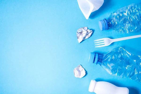 Plastikmüll auf blauem Hintergrund, — Stockfoto