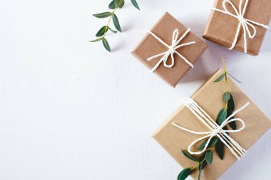 Zanaat kutuları beyaz arka plan üzerinde hediye.