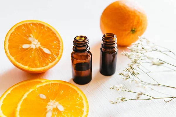 Duas garrafas de óleo essencial de laranja sobre fundo branco — Fotografia de Stock