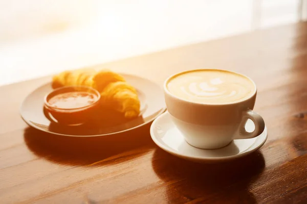 Copa de capuchino y croissant con mermelada — Foto de Stock