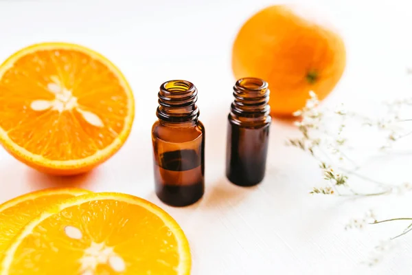 Duas garrafas de óleo essencial de laranja sobre fundo branco — Fotografia de Stock