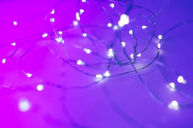 Trendy neon renklerde led çelenk ile arka plan.