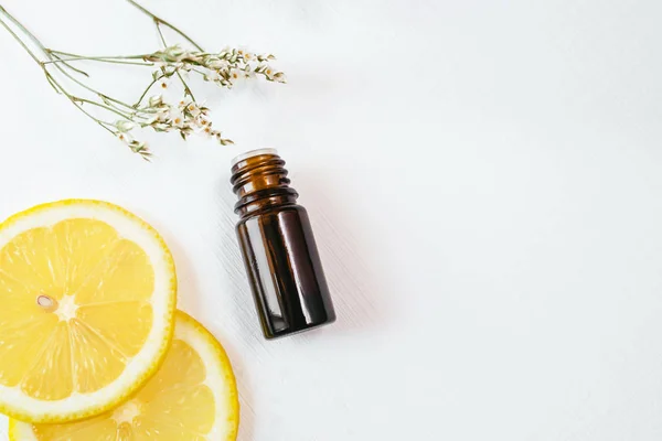 Dos botellas de aceite esencial de limón sobre fondo blanco — Foto de Stock